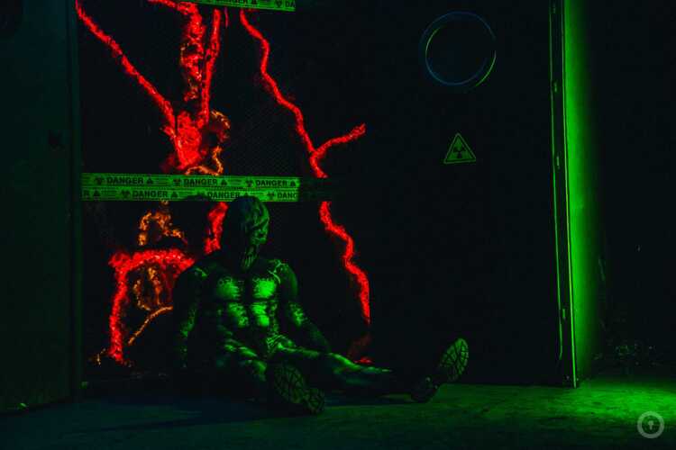 Фотографии перформанса Паразит (фото #1) Фотографии перформанса Паразит (фото #1)