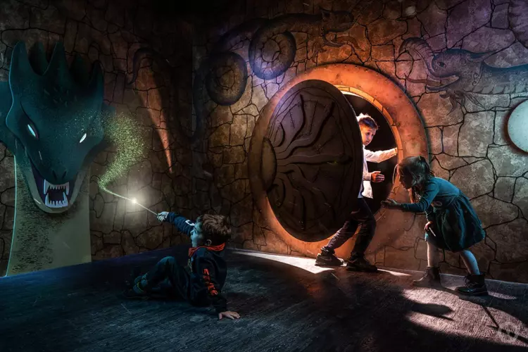 Фотографии перформанса Гарри и искусство магии (фото #1) Фотографии перформанса Гарри и искусство магии (фото #1)