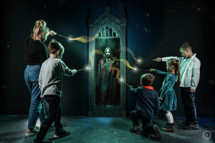 Фотографии перформанса Гарри и искусство магии (фото #6) Фотографии перформанса Гарри и искусство магии (фото #6)