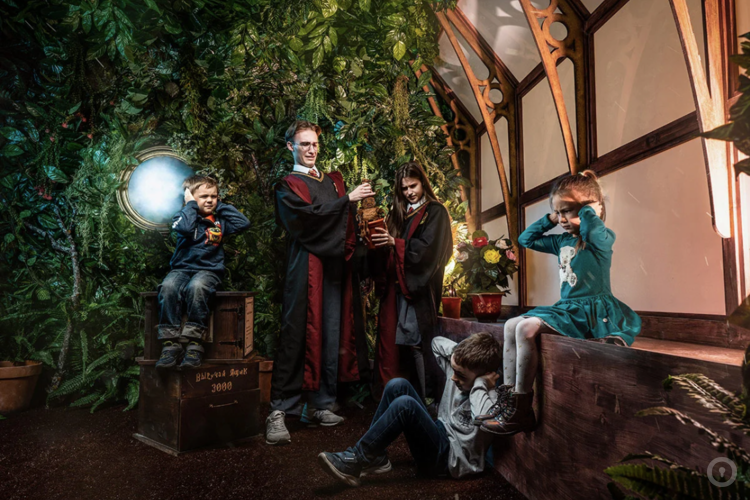 Фотографии перформанса Гарри и искусство магии (фото #5) Фотографии перформанса Гарри и искусство магии (фото #5)