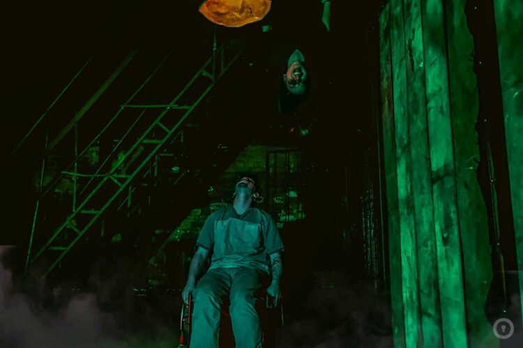 Фотографии перформанса Остров проклятых (фото #1) Фотографии перформанса Остров проклятых (фото #1)